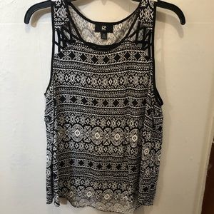 🌸Black & White tank top from iz byer